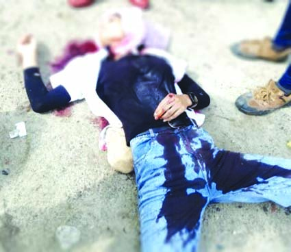 सरेराह सिरफिरे आशिक ने काटा प्रेमिका का गला;मौत