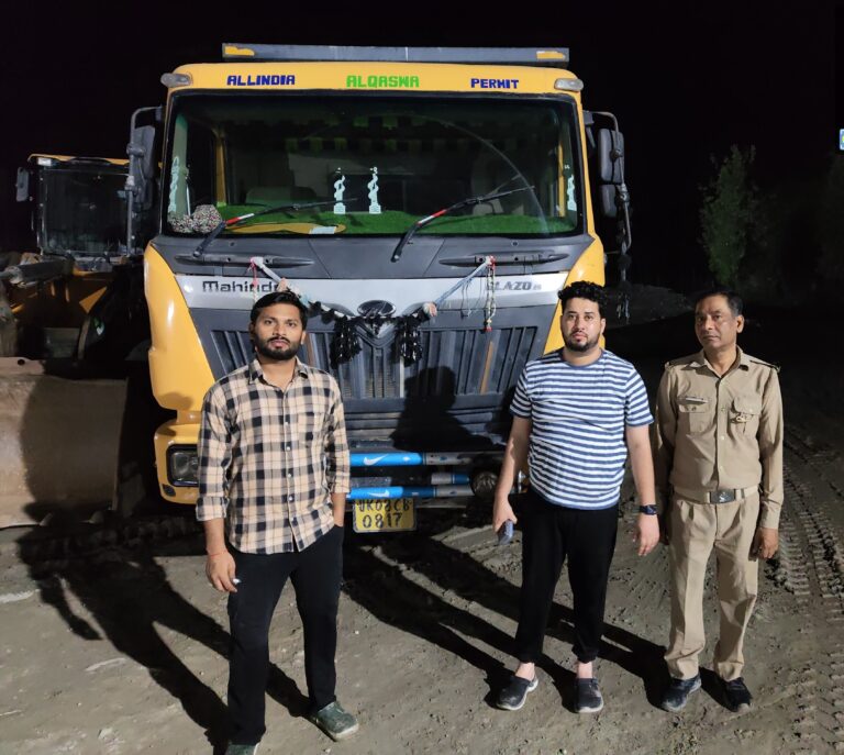 डीएम मयूर दीक्षित के सख्त निर्देश: आधी रात को चला प्रशासन का डंडा, कई जेसीबी और पोकलैंड स्टोन क्रेशर सहित सीज