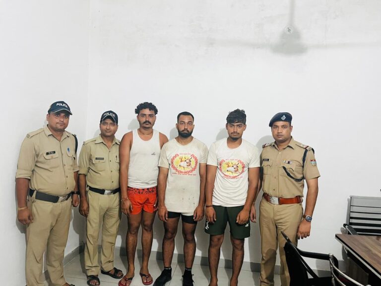 क्रिस्टल वर्ल्ड के सामने ब्रजा गाड़ी से साइड लगी कावड़ियों की,,,, कर दी गाड़ी में तोड़फोड़, मारपीट और धारदार हथियारों से जानलेवा हमला।