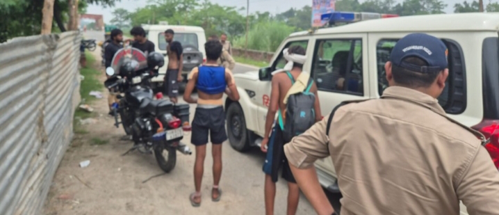 टक्कर लगने पर मारपीट पर उतरे कांवड़िए;बामुश्किल पुलिस ने संभाला