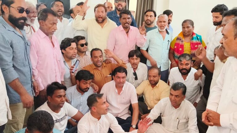 स्मार्ट मीटर थोपे जाने के खिलाफ कांग्रेस का हल्ला बोल, वरुण बालियान के नेतृत्व में बिजली विभाग का घेराव।।