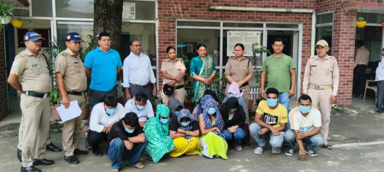 रुड़की के सिविल लाइन क्षेत्र स्थित श्रीनिवास होटल में गेस्ट हाउस की आड़ में चल रहे सेक्स रैकेट का भंडाफोड़ किया गया।