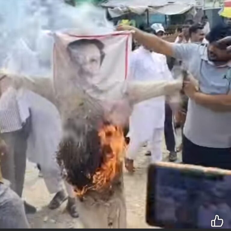 आमजन का फूटा गुस्सा, कांग्रेस प्रदेशाध्यक्ष करण माहरा का पुतला दहन।