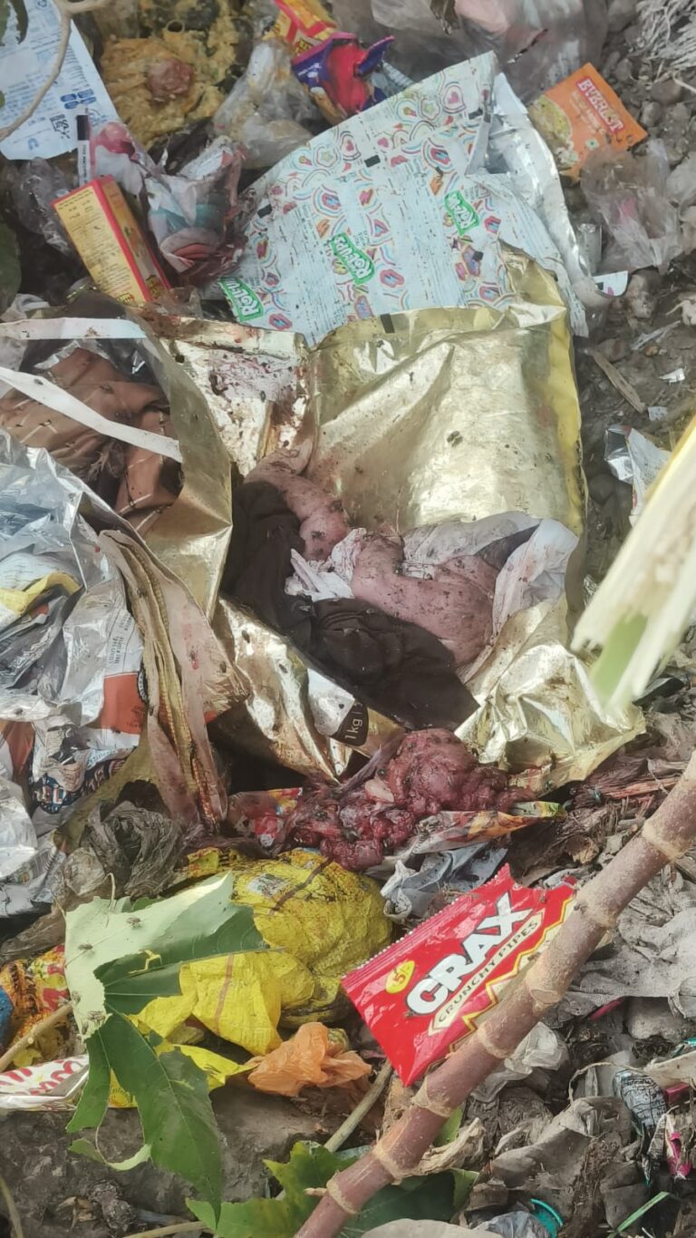 रेलवे ट्रैक किनारे प्लास्टिक की पन्नी में मिला नवजात शिशु, इंसानियत फिर हुई शर्मसार।।