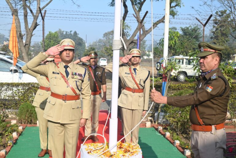 77वें गणतंत्र दिवस पर हरिद्वार पुलिस ने दिखाया अनुशासन और गौरव, एसएसपी ने फहराया तिरंगा।।