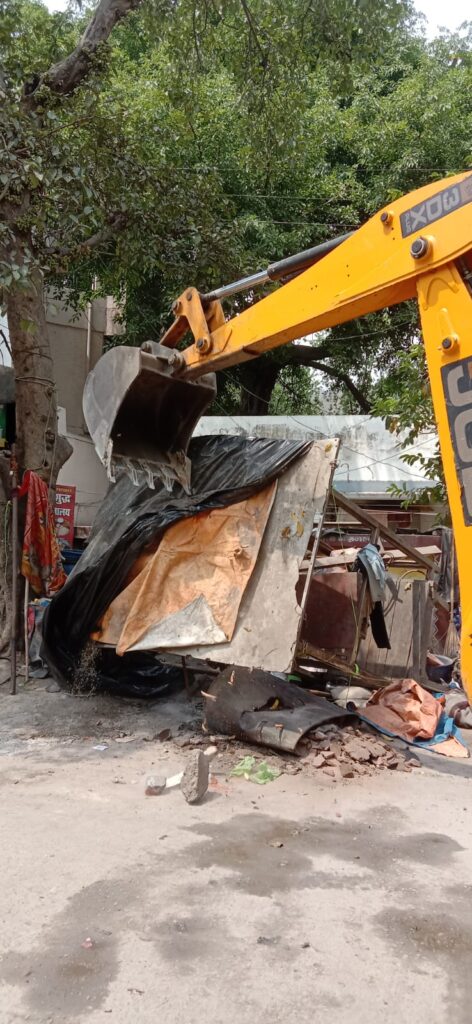सीसीआर व घाटों पर चला बड़ा अतिक्रमण हटाओ अभियान, 10 से अधिक ठेलियां जब्त।