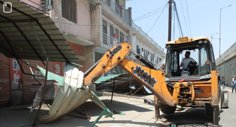 अतिक्रमण पर प्रशासन का चौथे दिन भी बुलडोजर, हरिद्वार से रुड़की-लक्सर तक बड़ी कार्रवाई।।