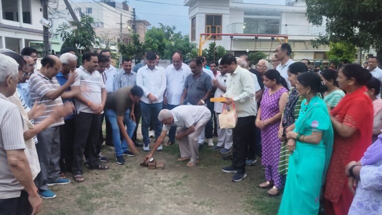 शिवालिक नगर के वार्ड-4 में पार्क सौंदर्यीकरण कार्य का शुभारंभ, आधुनिक सुविधाओं से संवरेगा पार्क।।