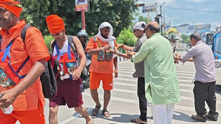 चंद्राचार्य चौक व्यापार मंडल ने कांवड़ियों की सेवा में बढ़ाया मदद का हाथ, खाद्य सामग्री का किया वितरण।।